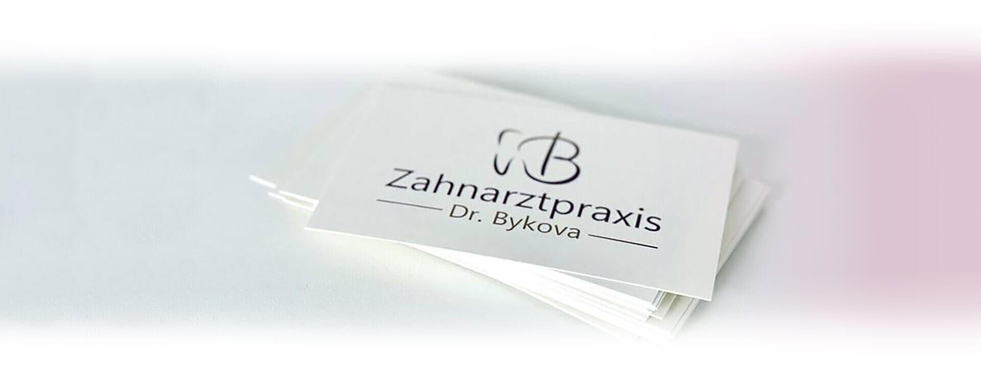 Visitenkarten Zahnarztpraxis Dr. Bykova - liegend auf dem Tisch