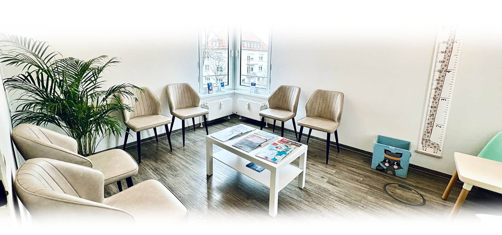 Praxisansicht des Wartezimmers - Einladender Wartebereich für die Patienten der Zahnarztpraxis